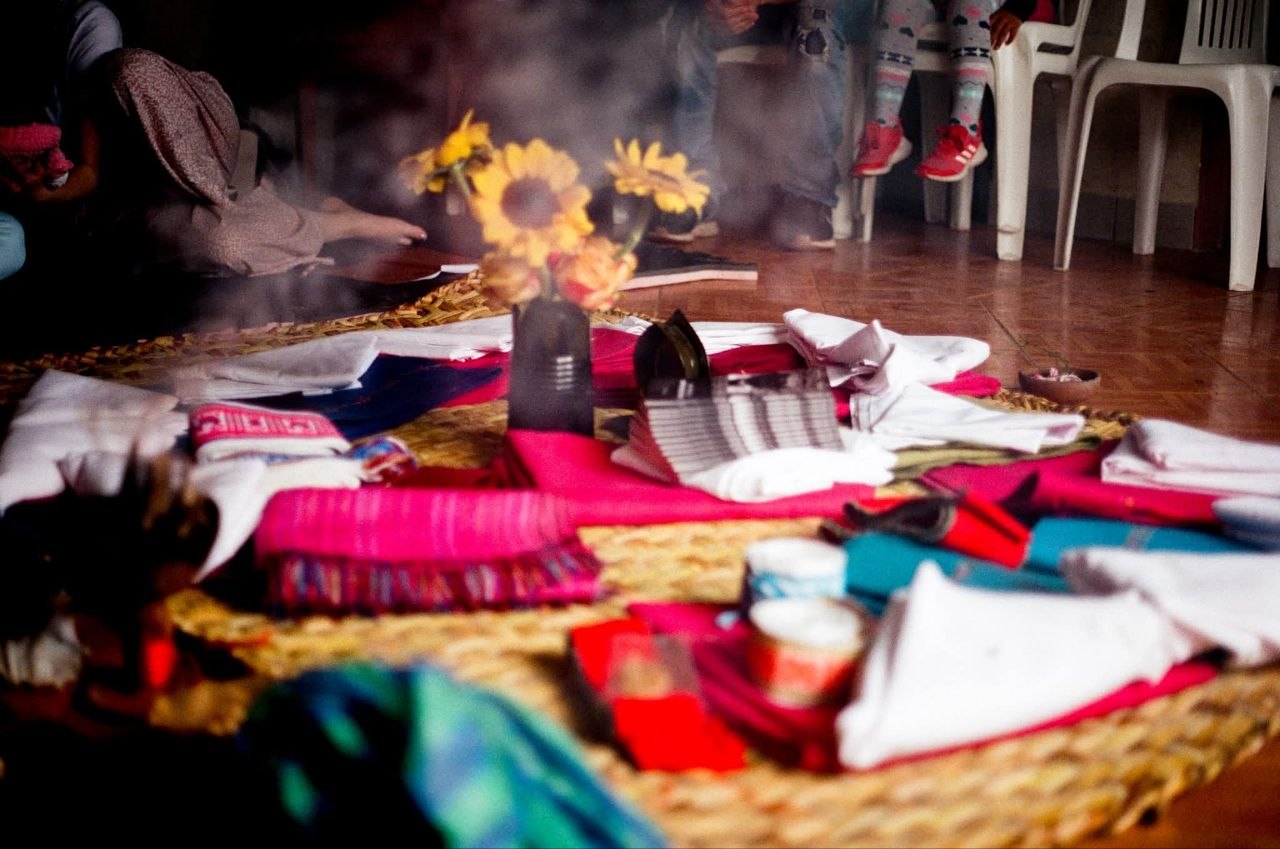 Rebozos, herbs, and ceremonial cloths laid out for La Cerrada de Caderas — Mexican lineage
